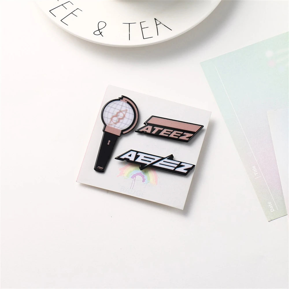 KPOP Random Groups Acrylic Brooch Pins
