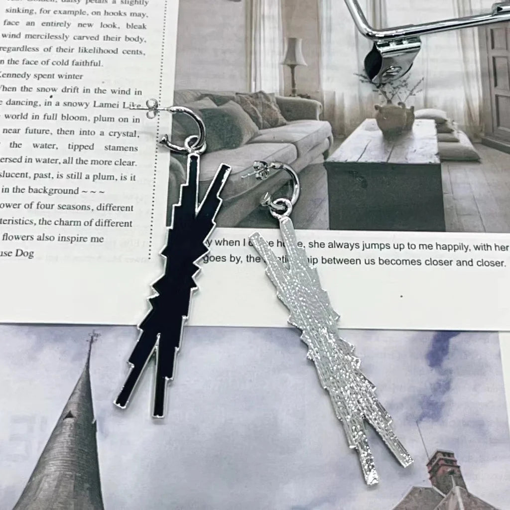 LE SSERAFIM Im Fearless Logo Earrings